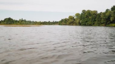 Yazın nehir. Sudaki ağaçların yansıması. Sudan gelen panorama. Yaz nehri manzarası. 4k