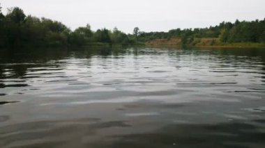Yazın nehir. Sudaki ağaçların yansıması. Sudan gelen panorama. Yaz nehri manzarası. 4k