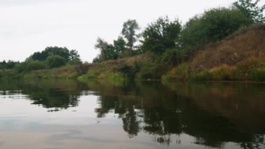 Yazın nehir. Sudaki ağaçların yansıması. Sudan gelen panorama. Yaz nehri manzarası. 4k