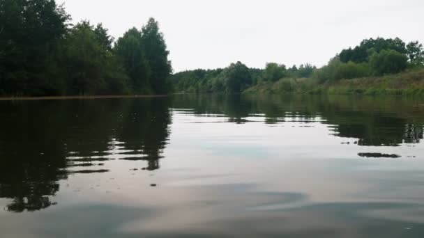 Río Verano Reflejo Los Árboles Agua Panorama Desde Agua Paisaje — Vídeo de stock