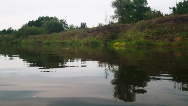 Río en verano. reflejo de los árboles en el agua. panorama desde el agua. verano río paisaje. — Vídeo de stock