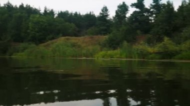 Yazın nehir. Sudaki ağaçların yansıması. Sudan gelen panorama. Yaz nehri manzarası.