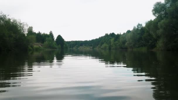 Fluss im Sommer. Reflexion der Bäume im Wasser. Panorama vom Wasser aus. Sommer-Flusslandschaft. — Stockvideo