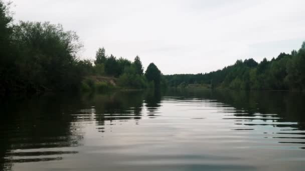 Fluss im Sommer. Reflexion der Bäume im Wasser. Panorama vom Wasser aus. Sommer-Flusslandschaft. — Stockvideo