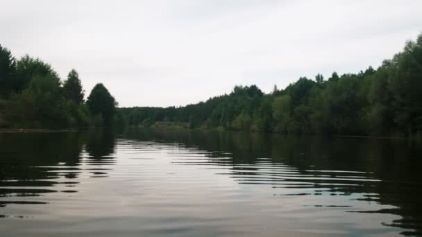 Rivier in de zomer. reflectie van bomen in het water. panorama vanaf het water. zomer rivierlandschap. — Stockvideo