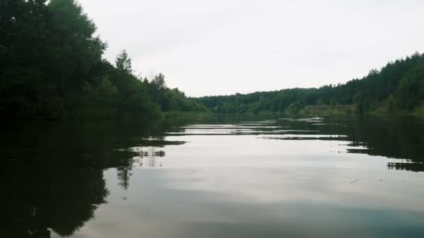 Fluss im Sommer. Reflexion der Bäume im Wasser. Panorama vom Wasser aus. Sommer-Flusslandschaft. — Stockvideo