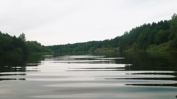 Fluss im Sommer. Reflexion der Bäume im Wasser. Panorama vom Wasser aus. Sommer-Flusslandschaft. — Stockvideo