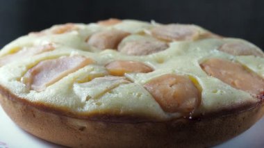 Ahşap arka planda meyveli ev yapımı elmalı turta. 4k