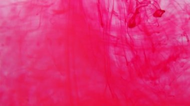 Kırmızı boya mürekkebi yavaş çekimde fotokopi alanı ile suya düşer. Su altında dönen mürekkepli bulut. 4k