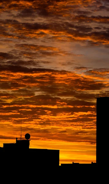 Городской пейзаж оранжевое небо — стоковое фото