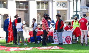 Oakland, CA - 4 Kasım 2020: Oscar Grant Plaza 'da yapılan oylama DEFD' nin tanımlanamayan katılımcıları.