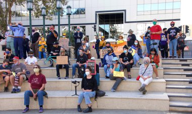 Oakland, CA - 4 Kasım 2020: Oscar Grant Plaza 'da yapılan oylama DEFD' nin tanımlanamayan katılımcıları.