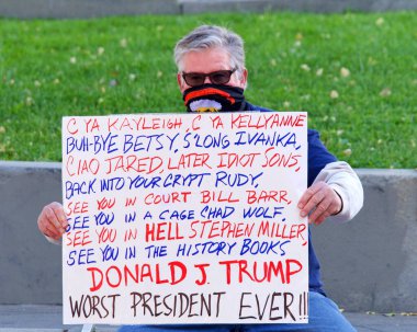 San Francisco, CA - 7 Kasım 2020: Tanımlanamayan katılımcılar, Joe Biden 'ın aslında Demokrasi Savunması olarak planlanan bir etkinlikte başkan seçildiğini açıklayan duyuruyu kutluyorlar.