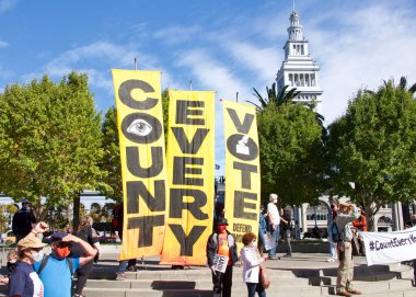 San Francisco, CA - 7 Kasım 2020: Tanımlanamayan katılımcılar, Joe Biden 'ın aslında Demokrasi Savunması olarak planlanan bir etkinlikte başkan seçildiğini açıklayan duyuruyu kutluyorlar.