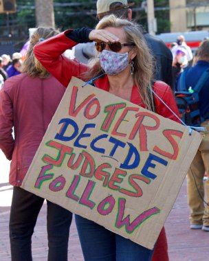 San Francisco, CA - 7 Kasım 2020: Tanımlanamayan katılımcılar, Joe Biden 'ın aslında Demokrasi Savunması olarak planlanan bir etkinlikte başkan seçildiğini açıklayan duyuruyu kutluyorlar.
