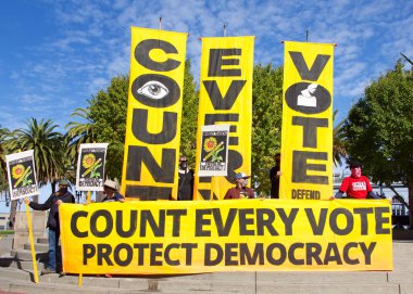 San Francisco, CA - 7 Kasım 2020: Tanımlanamayan katılımcılar, Joe Biden 'ın aslında Demokrasi Savunması olarak planlanan bir etkinlikte başkan seçildiğini açıklayan duyuruyu kutluyorlar.