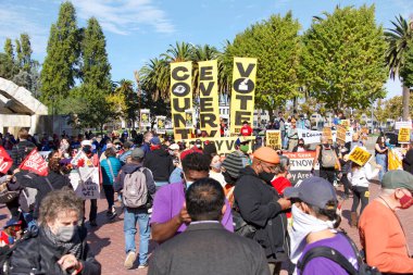 San Francisco, CA - 7 Kasım 2020: Tanımlanamayan katılımcılar, Joe Biden 'ın aslında Demokrasi Savunması olarak planlanan bir etkinlikte başkan seçildiğini açıklayan duyuruyu kutluyorlar.