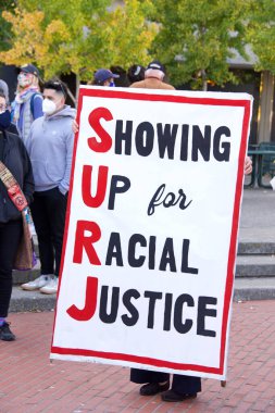 San Francisco, CA - 7 Kasım 2020: Tanımlanamayan katılımcılar, Joe Biden 'ın aslında Demokrasi Savunması olarak planlanan bir etkinlikte başkan seçildiğini açıklayan duyuruyu kutluyorlar.