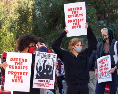 San Francisco, CA - 7 Kasım 2020: Tanımlanamayan katılımcılar, Joe Biden 'ın aslında Demokrasi Savunması olarak planlanan bir etkinlikte başkan seçildiğini açıklayan duyuruyu kutluyorlar.
