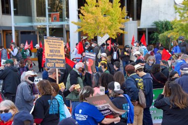 San Francisco, CA - 7 Kasım 2020: Tanımlanamayan katılımcılar, Joe Biden 'ın aslında Demokrasi Savunması olarak planlanan bir etkinlikte başkan seçildiğini açıklayan duyuruyu kutluyorlar.