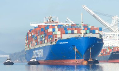 Oakland, CA - 5 Kasım 2020: Kargo gemisi COSCO OCEANIA 'nın ABD' nin en işlek beşinci limanı olan Oakland Limanı 'ndan ayrılmasına yardımcı olan çok sayıda römorkör.