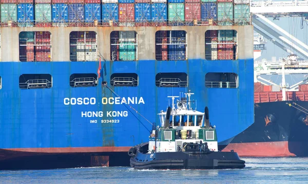 2020年11月5日 貨物船Cosco Oceaniaの船尾にあるタグボートがオークランド港からの操船を支援 — ストック写真