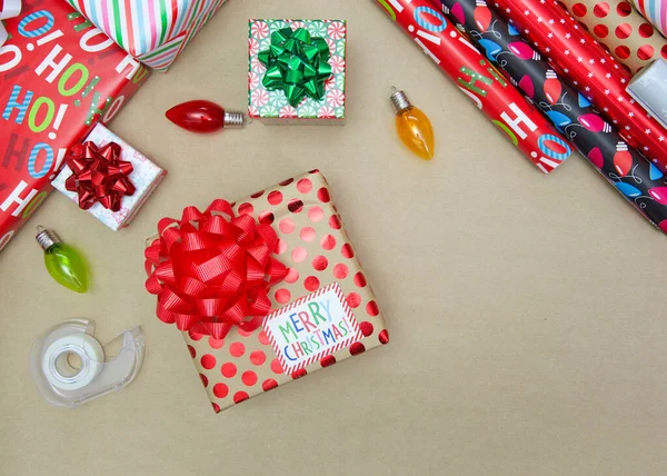 Top View Lapos Laikus Csomagolt Karácsonyi Ajándékok Dísztárgyak Tekercsek Csomagolópapír — Stock Fotó