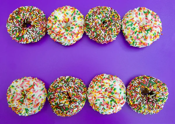 Flache Lageansicht Vieler Gefrosteter Donuts Schokolade Und Vanille Mit Bonbonstreuern — Stockfoto