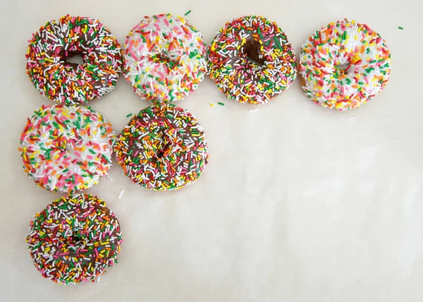 Flache Lageansicht Vieler Gefrosteter Donuts Schokolade Und Vanille Mit Bonbonstreuern — Stockfoto