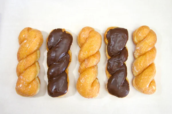 Draufsicht Flache Lage Der Reihe Von Abwechselnd Glasierten Twist Donut — Stockfoto