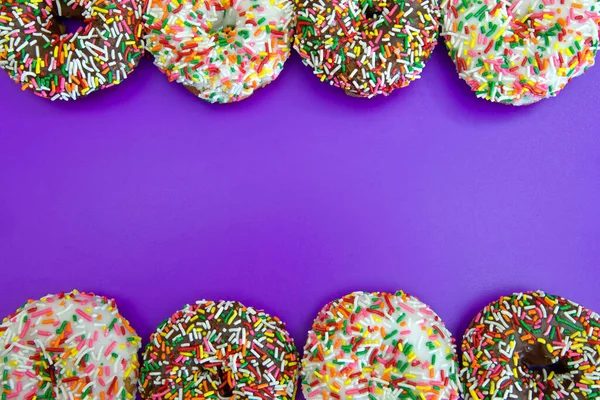 Плоский Вигляд Багатьох Матових Пончиків Шоколаду Ванілі Цукерками Розташованими Кордоні — стокове фото