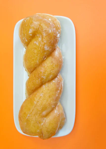 주황색 바탕에 직사각형 모양의 흰색자기 유리를 뒤틀림이 도넛이 위쪽에 평면도 — 스톡 사진