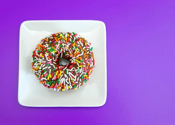 Вид Сверху Плоский Пончик Ванильного Торта Шоколадной Глазурью Покрытый Яркими — стоковое фото