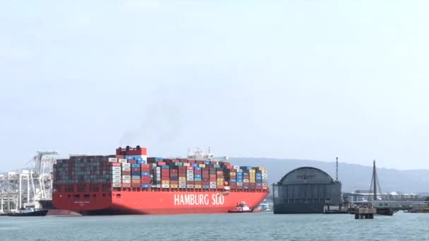Wideo HD Port Oakland holowniki wspomagające statek towarowy, aby włączyć — Wideo stockowe