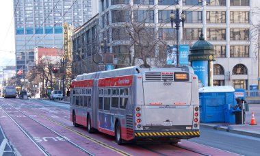 San Francisco, CA - 23 Ocak 2021: Muni otobüsleri şehir merkezinin önündeki pazar caddesinde. Temiz hava araçları.