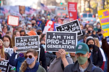 San Francisco, CA - 23 Ocak 2021: 17. Yaşam Yürüyüşü 'nün tanımlanamayan katılımcıları ellerinde yaşam işareti ve pankartlarıyla Market Caddesi' nde yürüyor. Bazı insanlar maske takıyor, bazıları takmıyor..