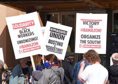 Oakland, CA - 20 Şubat 2021: Kimliği belirlenemeyen katılımcılar Amazon 'un çalışanlarına davranış şeklini ve işçi sendikasını bozma girişimlerini protesto ediyorlar. Dışarıdaki Whole Foods tabelaları.