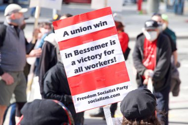 Oakland, CA - 20 Şubat 2021: Kimliği belirlenemeyen katılımcılar Amazon 'un çalışanlarına davranış şeklini ve işçi sendikasını bozma girişimlerini protesto ediyorlar. Dışarıdaki Whole Foods tabelaları.