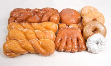 Parşömen kağıdında bir araya getirilmiş çeşitli çörekler. Ayı Pençesi, jöleli, jöleli, hindistan cevizli....