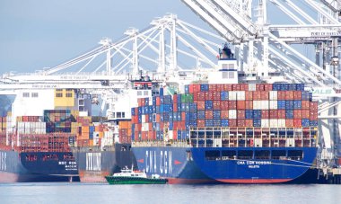 Oakland, CA - 5 Mar 2021: Kargo gemisi CMA CGM ROSSINI ABD 'nin en işlek beşinci limanı Oakland Limanı' nda yükleniyor.