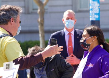 San Francisco, CA - 13 Mart 2021: San Francisco Belediye Başkanı London Breed Belediye Binası önündeki Açık Okul Mitingi sırasında gazetecilere seslendi