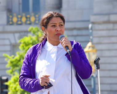 San Francisco, CA - 13 Mart 2021: San Francisco Belediye Başkanı London Breed Belediye Binası önündeki Açık Okul Mitingi sırasında katılımcılara seslendi.