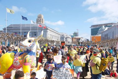 San Francisco, CA - 13 Mar 2021: Belediyenin önündeki Halk Merkezi 'nde düzenlenen Açık Okullar Mitingi' nde kimliği belirsiz katılımcılar, kentteki okulların kapatılmasını protesto eden pankartlar taşıyorlar..