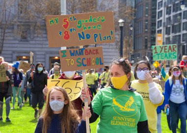 San Francisco, CA - 13 Mar 2021: Belediyenin önündeki Halk Merkezi 'nde düzenlenen Açık Okullar Mitingi' nde kimliği belirsiz katılımcılar, kentteki okulların kapatılmasını protesto eden pankartlar taşıyorlar..