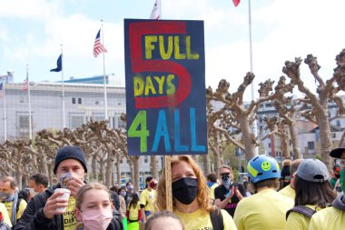 San Francisco, CA - 13 Mar 2021: Belediyenin önündeki Halk Merkezi 'nde düzenlenen Açık Okullar Mitingi' nde kimliği belirsiz katılımcılar, kentteki okulların kapatılmasını protesto eden pankartlar taşıyorlar..