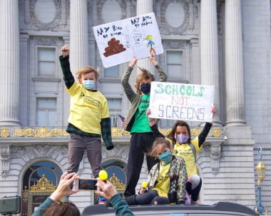 San Francisco, CA - 13 Mar 2021: Belediyenin önündeki Halk Merkezi 'nde düzenlenen Açık Okullar Mitingi' nde kimliği belirsiz katılımcılar, kentteki okulların kapatılmasını protesto eden pankartlar taşıyorlar..