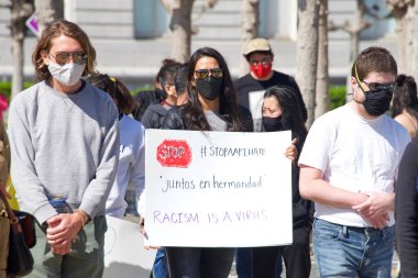 San Francisco, CA - 21 Mart 2021: Atlanta 'da kadınların Atlanta' da vurularak öldürülmesinden sonra Civic Center 'da kimliği belirsiz katılımcılar.