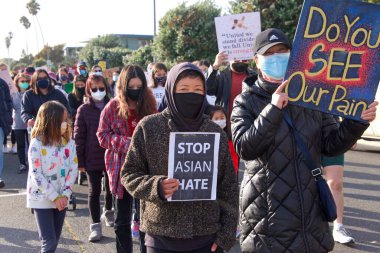 Alameda, CA - 24 Mart 2021: Asya Karşıtı Şiddet Yürüyüşü 'nde kimliği belirsiz katılımcılar plajdan belediye binasına yürüyorlar. Bir miting için..