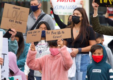 Alameda, CA - 24 Mart 2021: Asya Karşıtı Şiddet Yürüyüşü 'nde kimliği belirsiz katılımcılar plajdan belediye binasına yürüyorlar. Bir miting için.