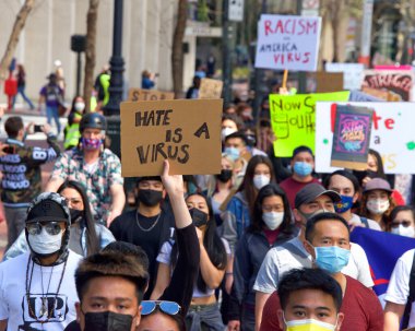 San Francisco, CA - 26 Mart 2021: Asya Karşıtı Şiddet Yürüyüşü 'nde yüzlerce kimliği belirsiz katılımcı Market Caddesi' nden Embarcadero 'ya yürüyor..